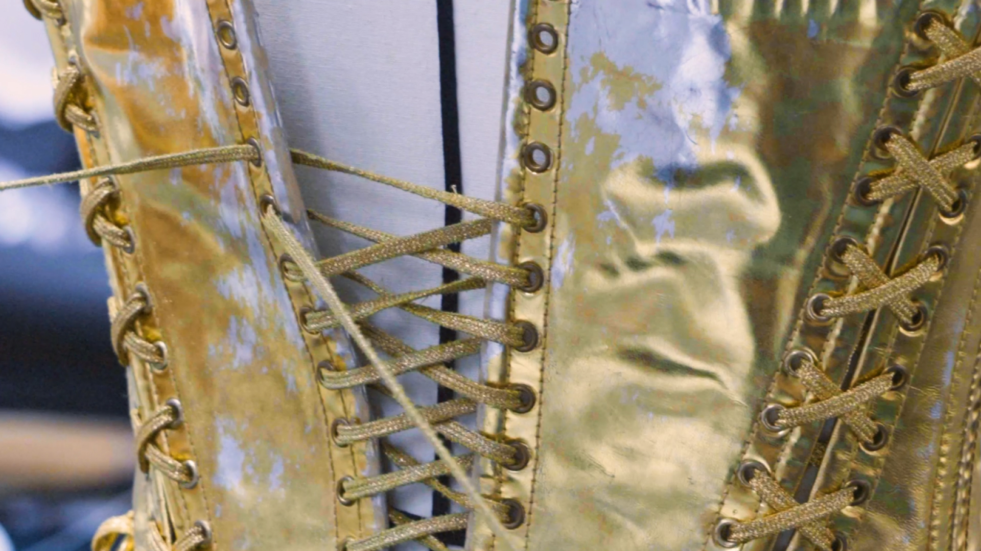 miniature-vidéo-1-Gaultier-divine-le-corset (1).jpg