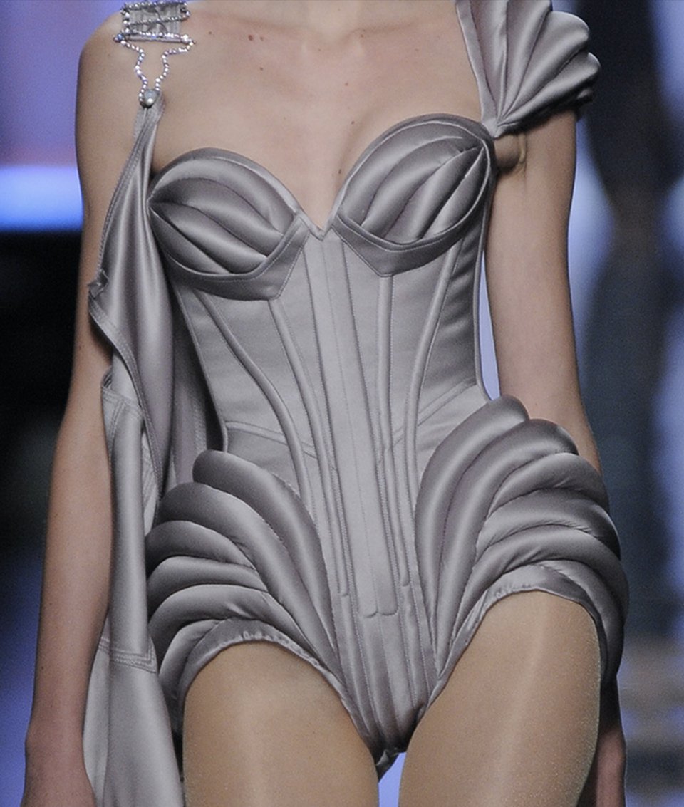 Discover the chapter 2 about the Classique history