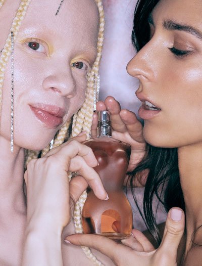 The muses around the Classique eau de toilette